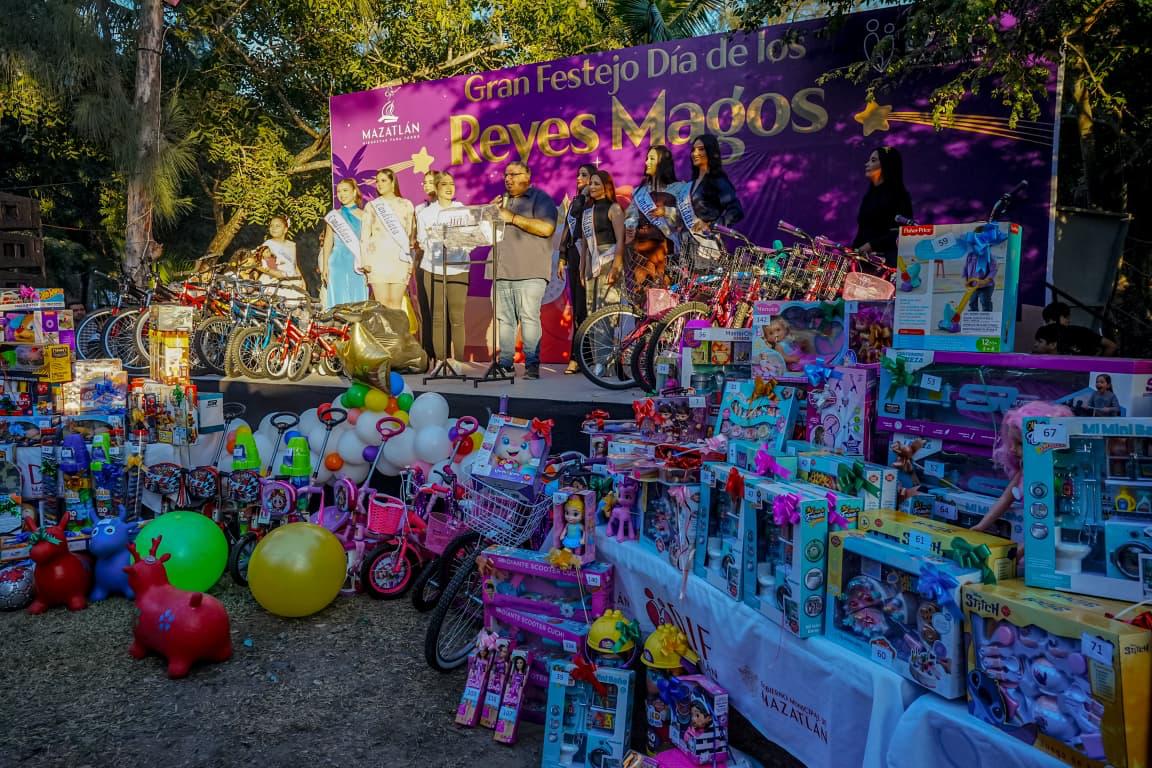 Candidatos a reyes y reinas del Carnaval de Mazatlán asisten a clausura de la Villa Navideña