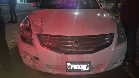 Mujer resulta lesionada tras choque entre auto y moto en la colonia Ángel Flores de Guasave, Sinaloa