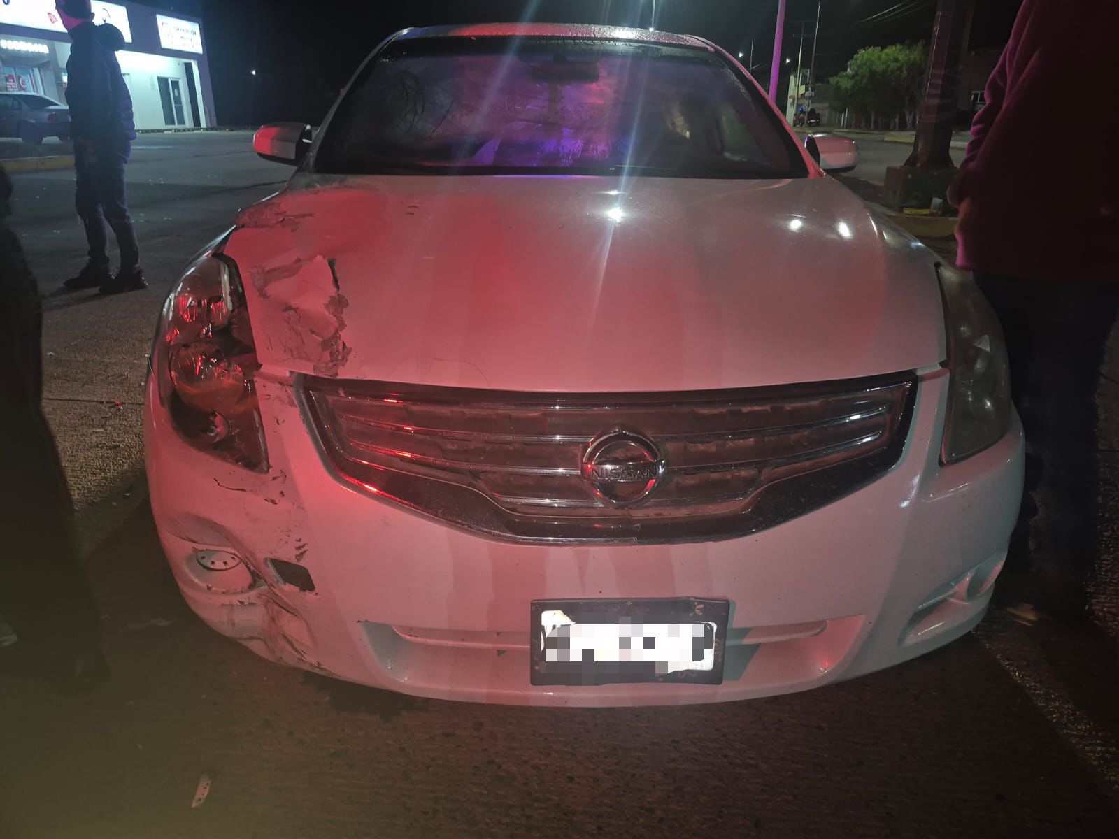 Carro afectado tras accidente en Guasave