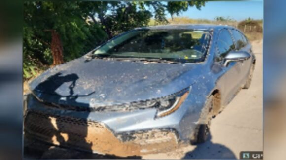 Estaba abandonado; localizan vehículo con reporte de robo en Yameto, Navolato
