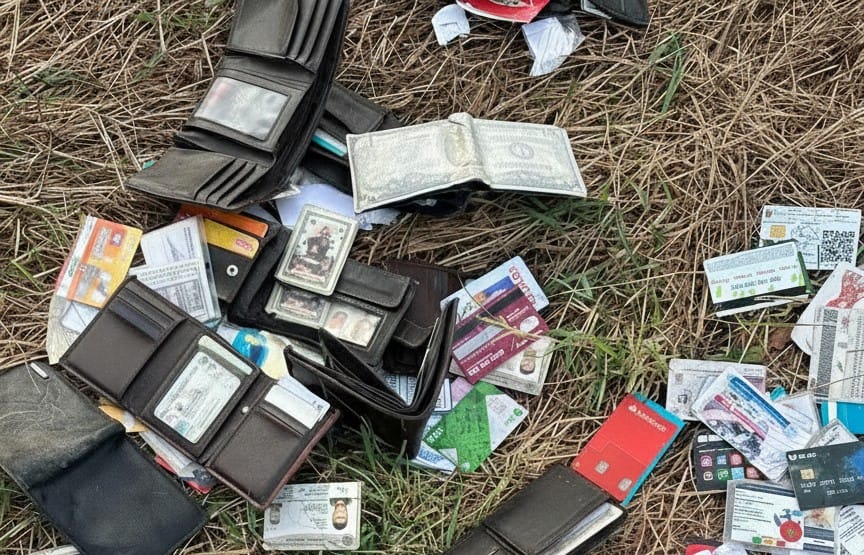 Carteras abandonadas en la México 15, en Mazatlán