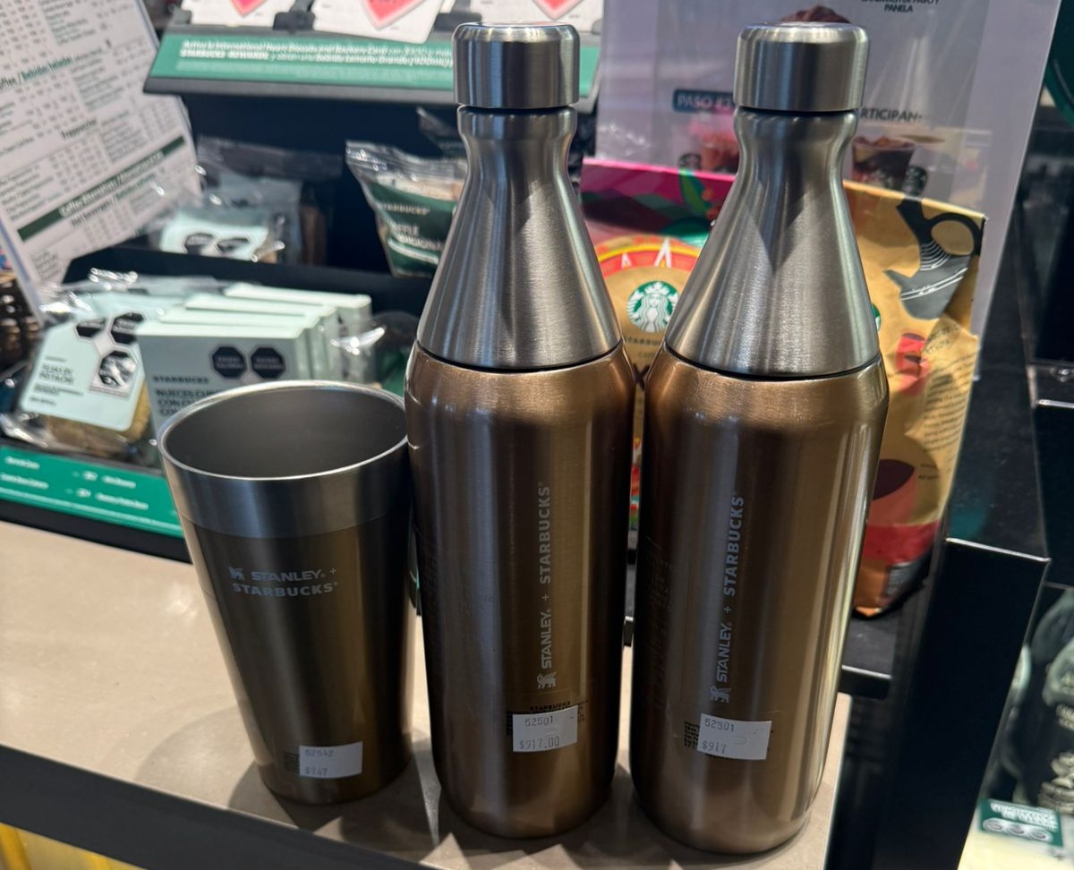Vaso y botellas de la colección dorada de Starbucks
