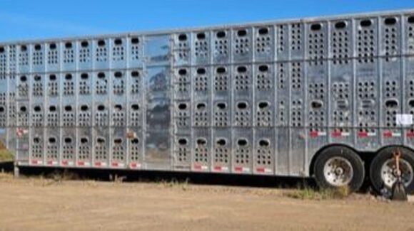 Catean rancho agrícola en Culiacán, Sinaloa; aseguran camiones, tractor y dinero en efectivo