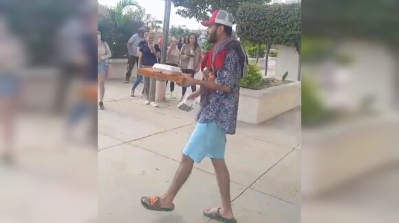 Dejan en libertad a chofer que ingresó el tráiler a Playa Norte en Mazatlán, Sinaloa; lo esperaron como ‘héroe’