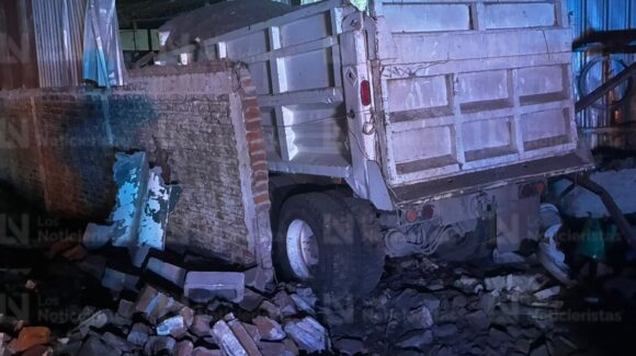 Chofer de un dompe sufre falla mecánica y termina dentro de bodega en el ejido Gabriel Leyva de Ahome, Sinaloa