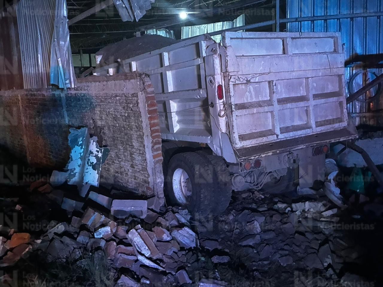 Chofer de dompe se estrella contra bodega en ejido Leyva Solano, en Ahome