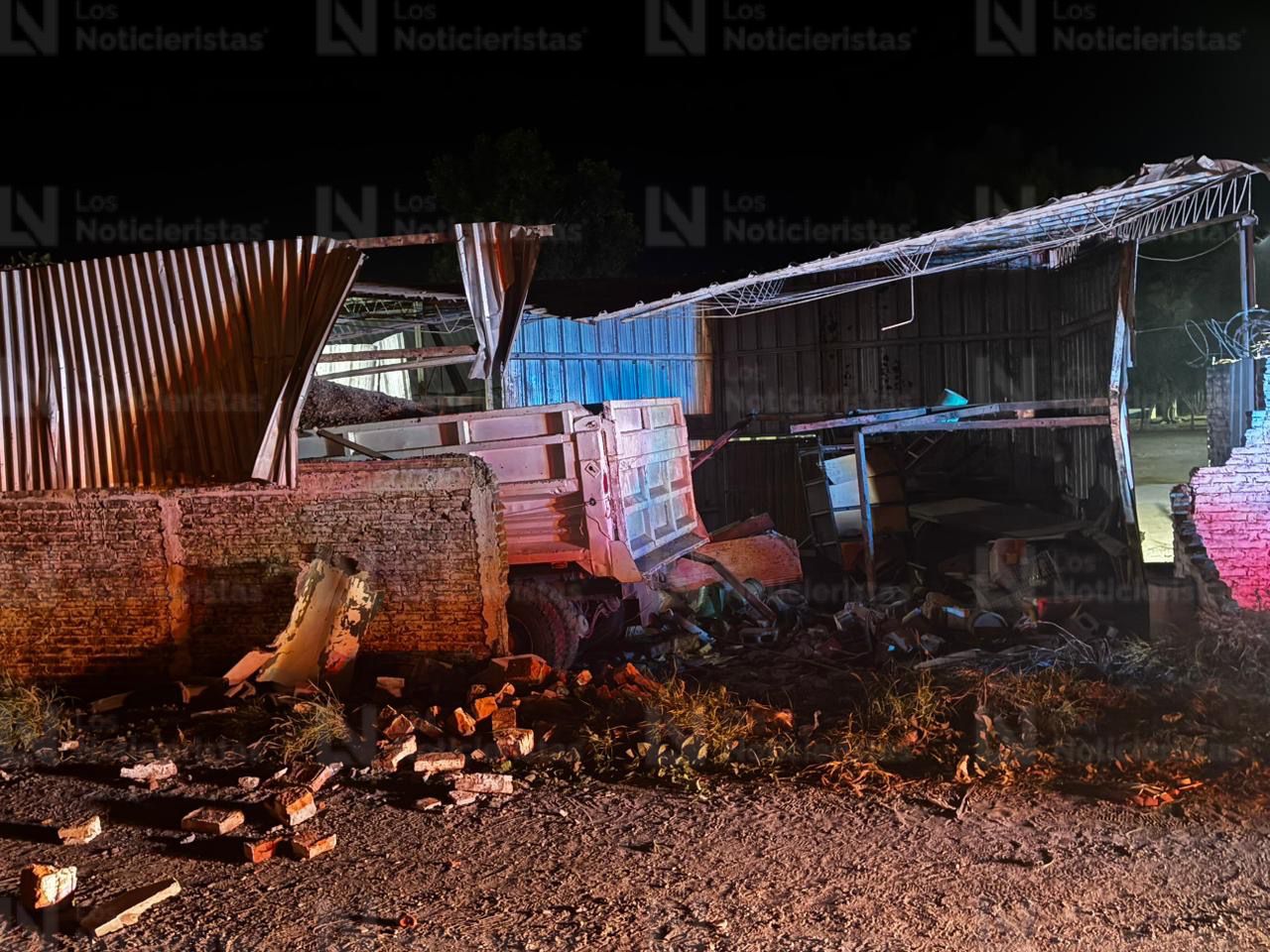 Chofer de dompe se estrella contra bodega en ejido Leyva Solano, en Ahome