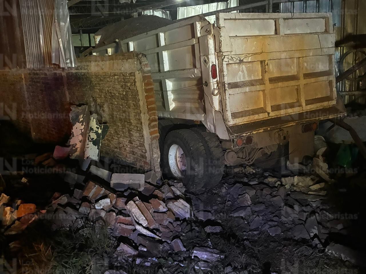 Chofer de dompe se estrella contra bodega en ejido Leyva Solano, en Ahome