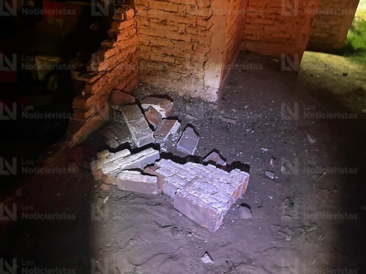 Chofer de dompe se estrella contra bodega en ejido Leyva Solano, en Ahome