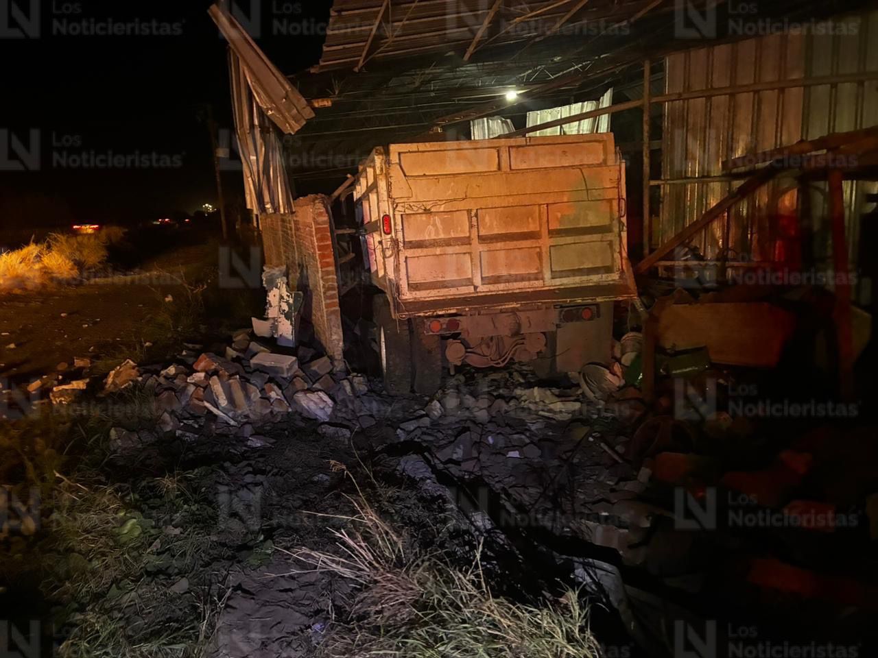 Chofer de dompe se estrella contra bodega en ejido Leyva Solano, en Ahome
