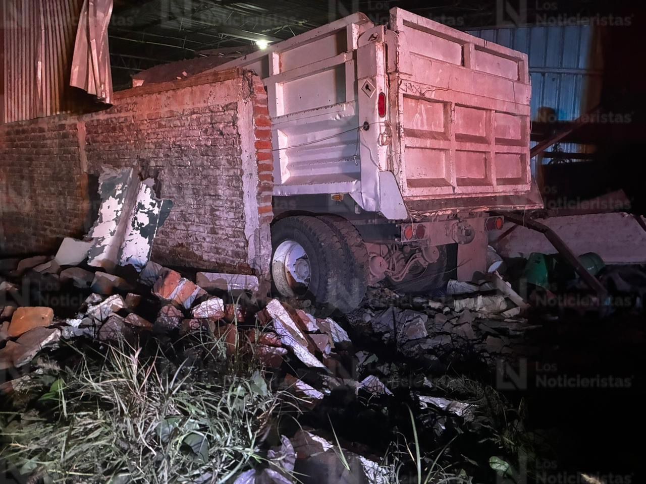 Chofer de dompe se estrella contra bodega en ejido Leyva Solano, en Ahome