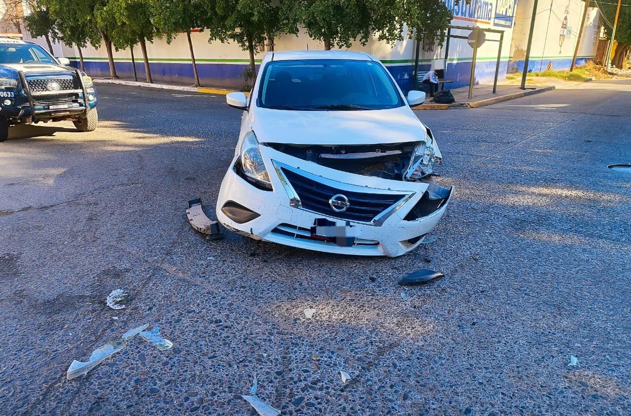Nissan Versa, color blanco, modelo 2019