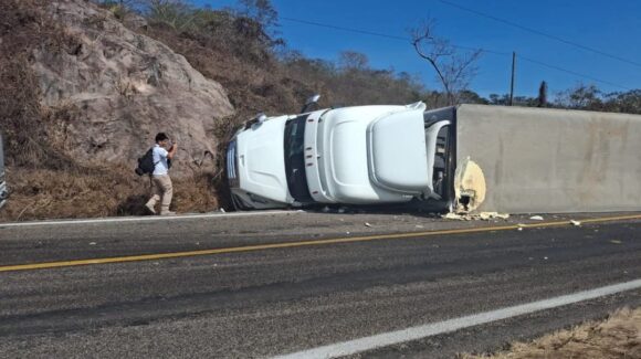 Choque entre camiones de carga deja dos lesionados en la México 15, en Escuinapa, Sinaloa