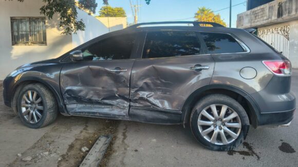Choque por no respetar alto deja solo daños materiales en el fraccionamiento Santa Fe de Guasave, Sinaloa