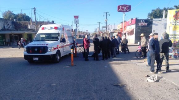 Dejan a una persona lesionada y se dan a la fuga; por no ceder el paso se registra choque en Estación Bamoa, Guasave, Sinaloa