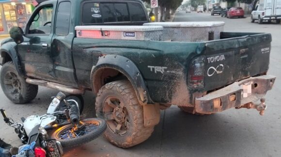 Choque por invasión de carril deja un motociclista lesionado en Guasave, Sinaloa