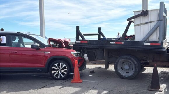Choque por alcance deja solo daños materiales en la Avenida del Mar en Mazatlán, Sinaloa