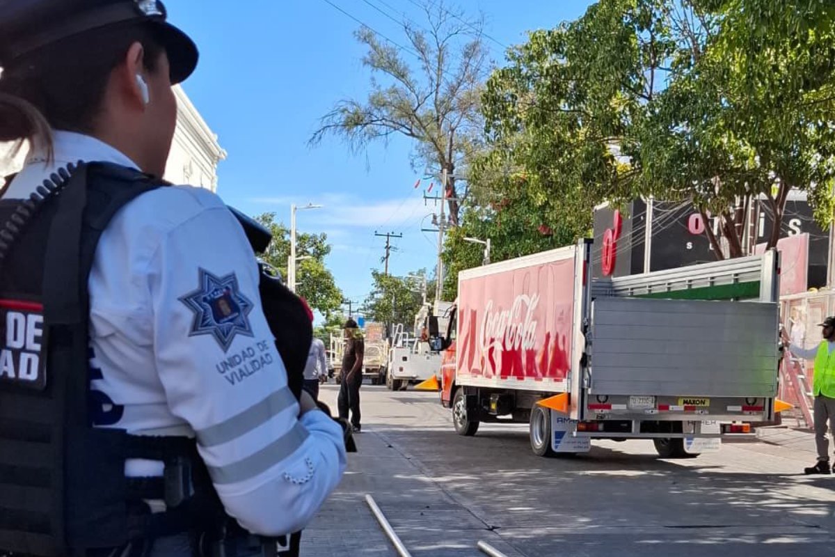 oficial de tránsito en calle cerrada por expo deportiva