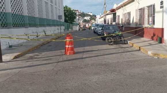 Cierre vial en avenida Benito Juárez por reencarpetado afecta tránsito en el Centro de Mazatlán, Sinaloa