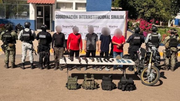 ¡Intentaron meterse a una casa! Detienen a 5 sujetos armados en Barrancos, Culiacán; les aseguran moto y armas