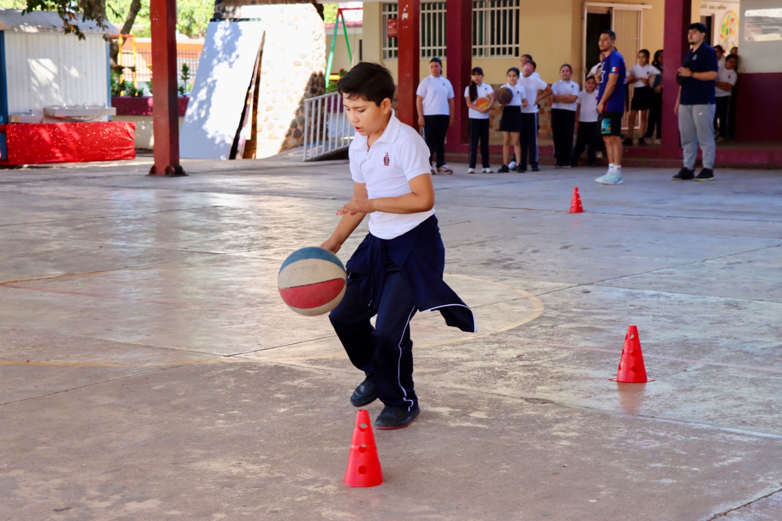 Clases de baloncesto en escuelas de Badiraguato, Sinaloa