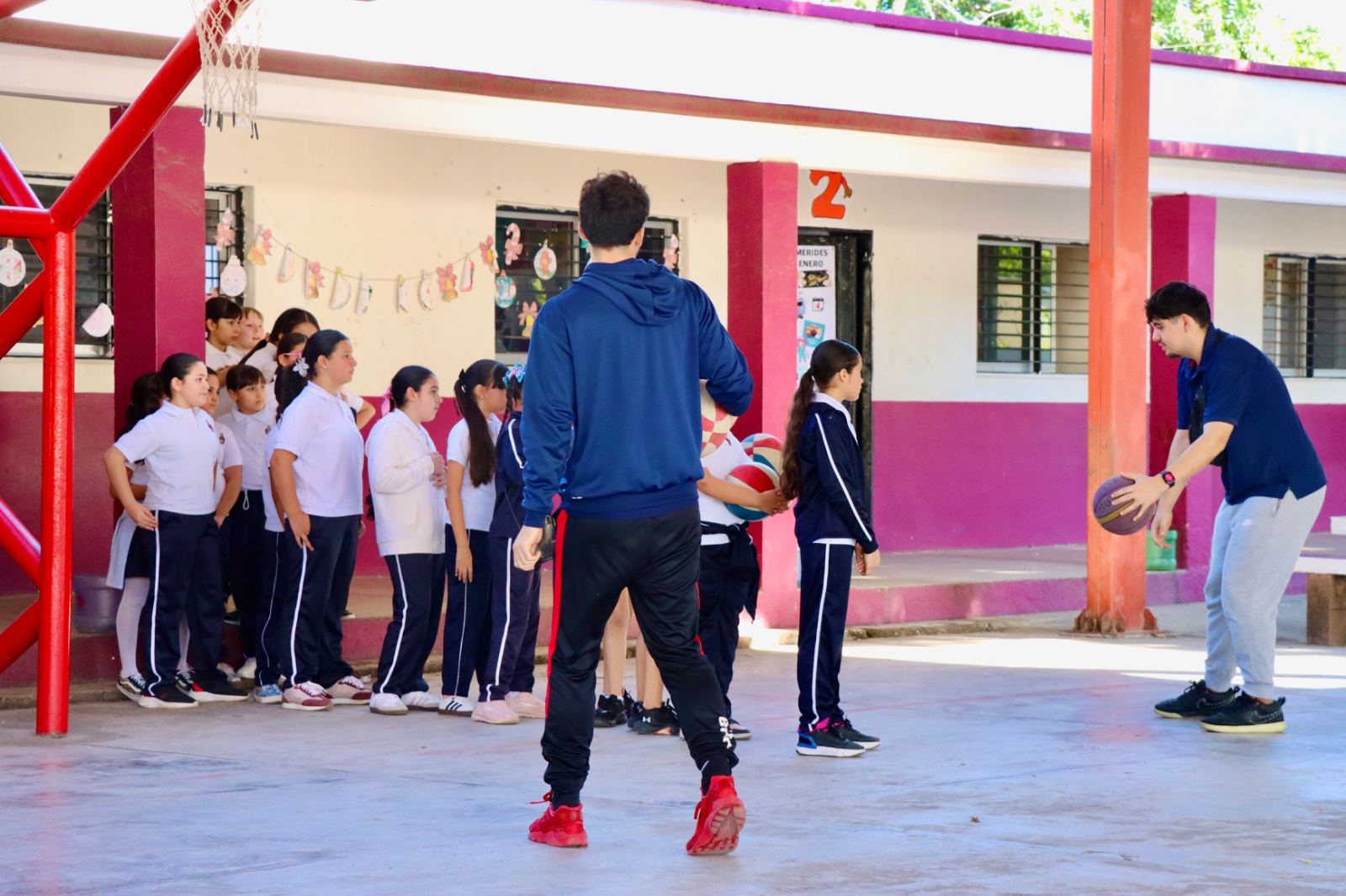Clases de baloncesto en escuelas de Badiraguato, Sinaloa