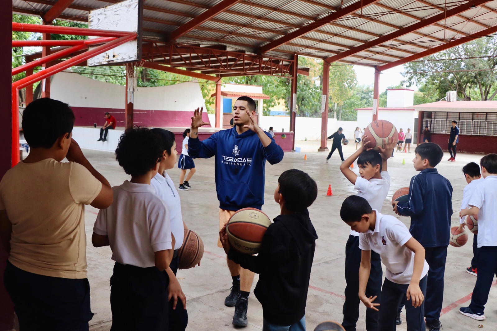 Clases de baloncesto en escuelas de Badiraguato, Sinaloa