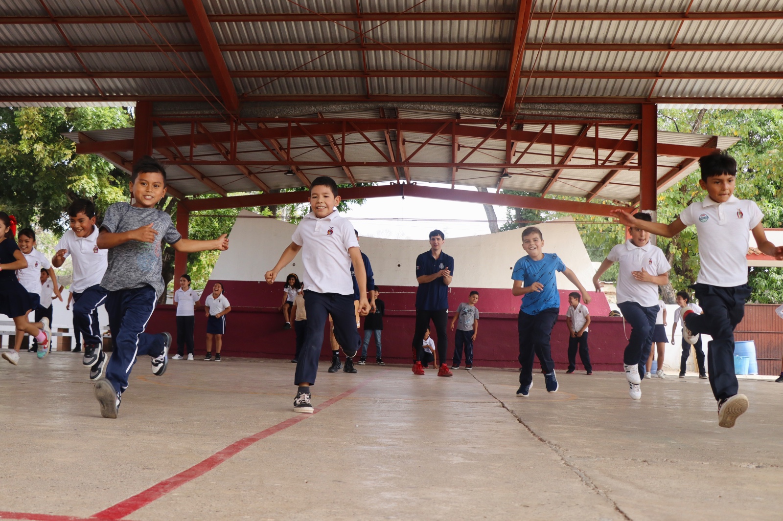 Clases de baloncesto en escuelas de Badiraguato, Sinaloa