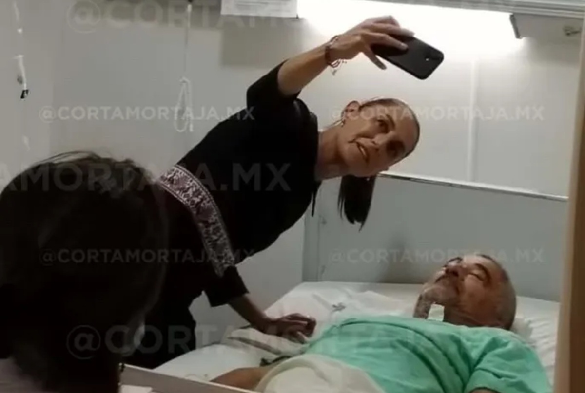 Sheinbaum tomándose una selfie con uno de los afectados por el descarrilamiento del tren Interoceánico