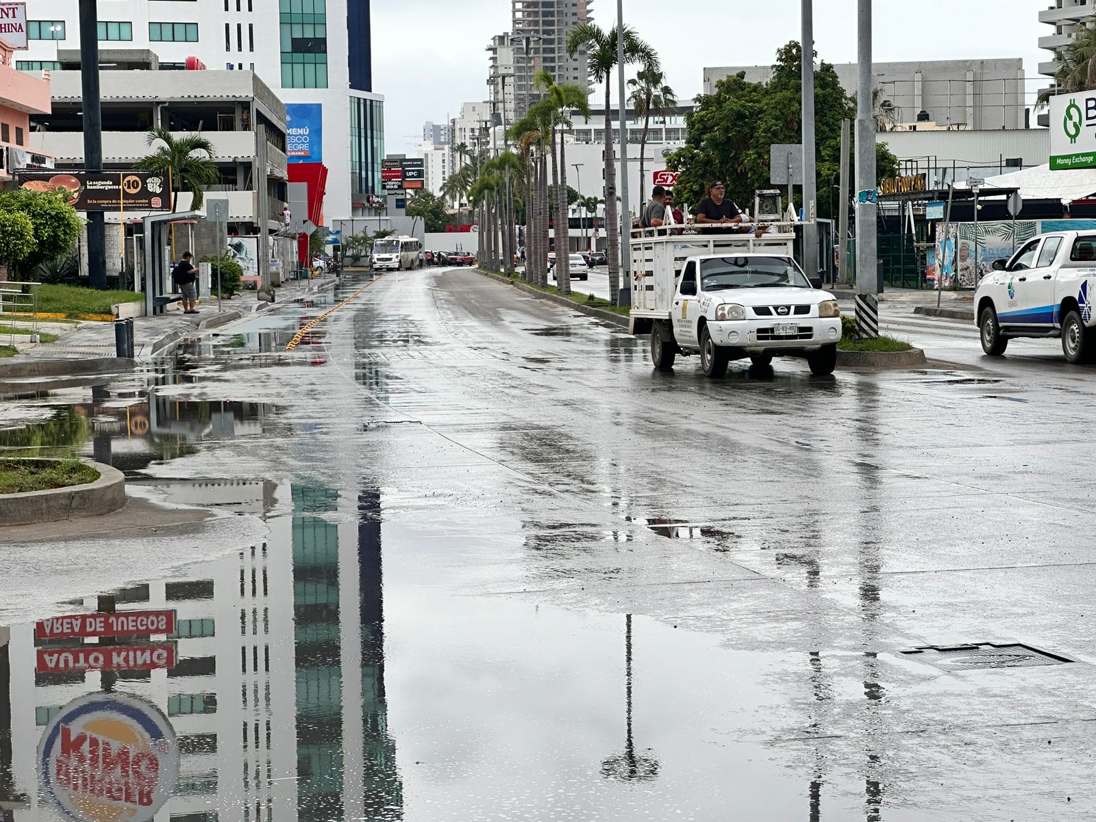 Calles de Mazatlán mojadas por la lluvia