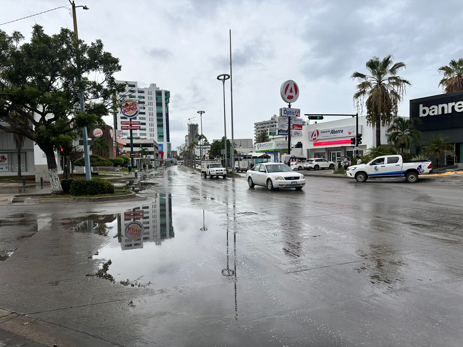 Calles de Mazatlán mojadas por la lluvia