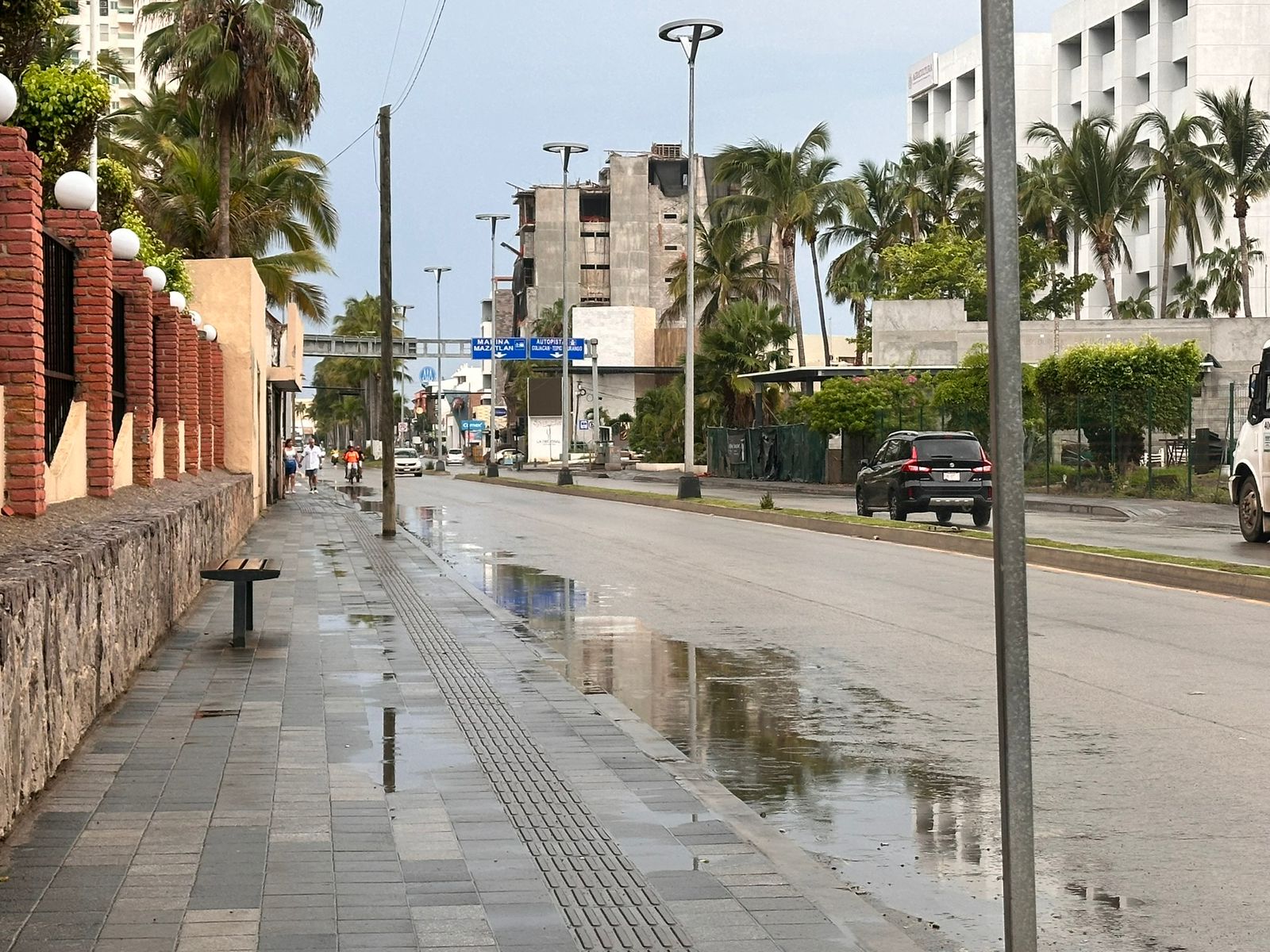 Calles de Mazatlán mojadas por la lluvia