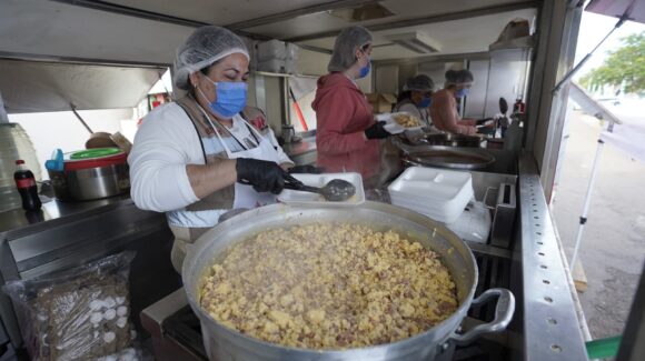 Lleva Cocina Móvil del Sistema DIF Sinaloa alimento caliente a familias de hospitales de Culiacán