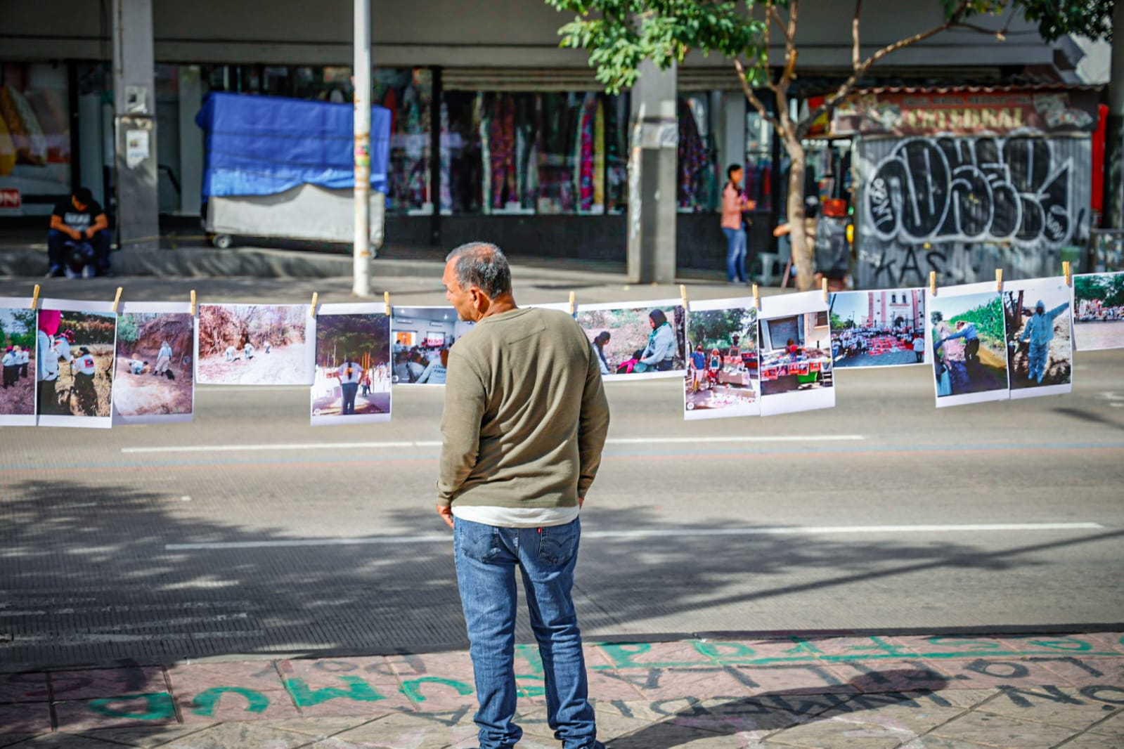 Tendedero de fotografías para visibilizar a Yosimar García Cruz
