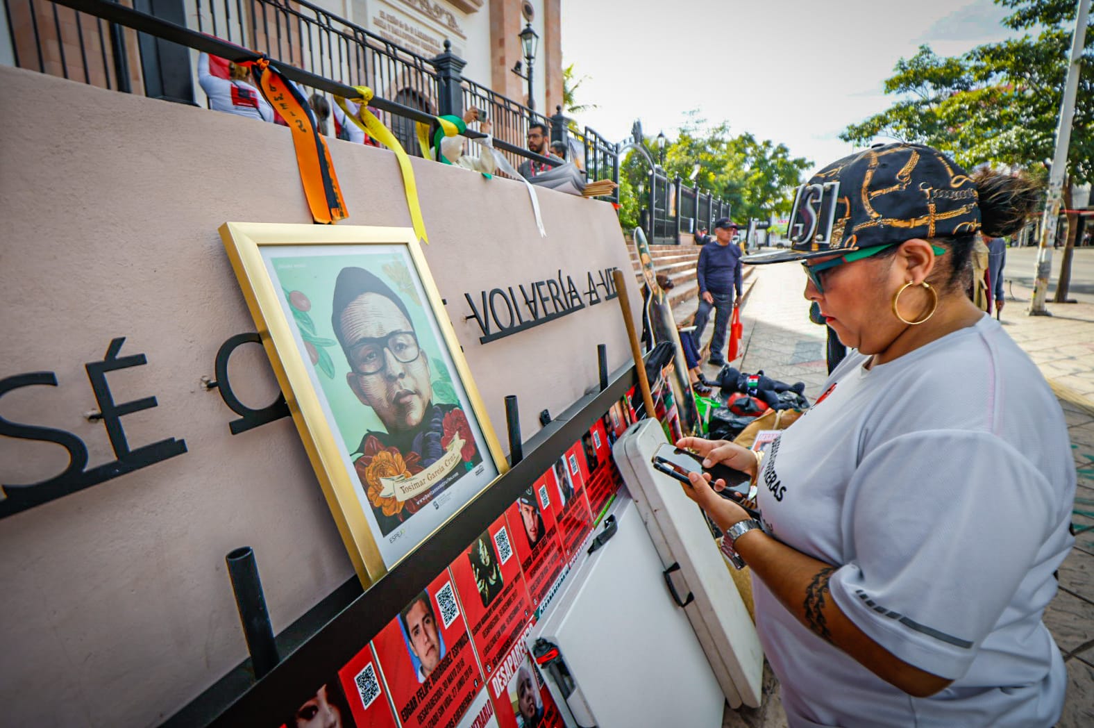 Tendedero de fotografías para visibilizar a Yosimar García Cruz