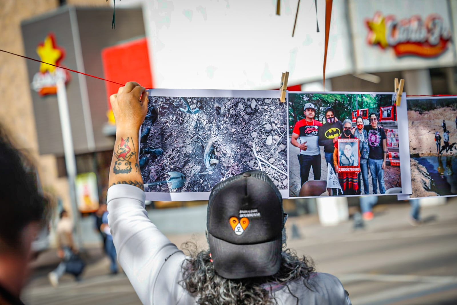 Tendedero de fotografías para visibilizar a Yosimar García Cruz