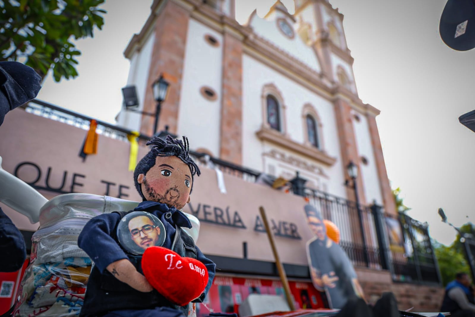 Tendedero de fotografías para visibilizar a Yosimar García Cruz
