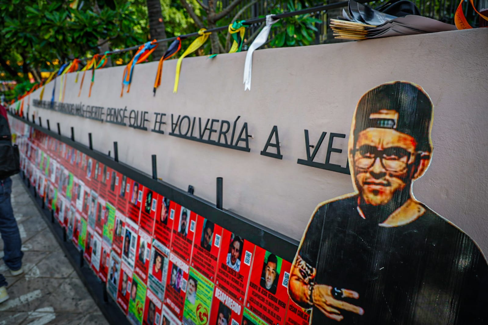 Tendedero de fotografías para visibilizar a Yosimar García Cruz