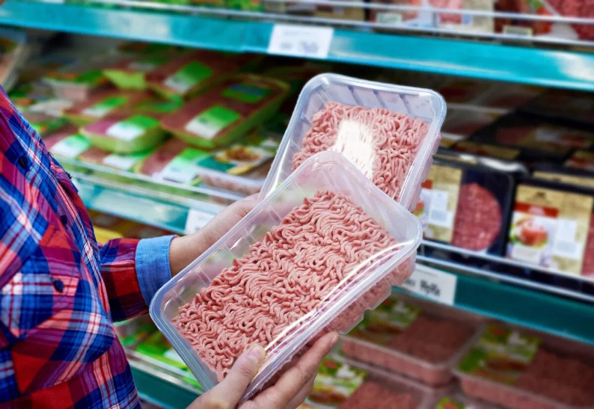 Compra de carne molida en el supermercado