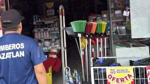Cortocircuito provoca conato de incendio en tienda de importaciones del Centro de Mazatlán, Sinaloa este sábado