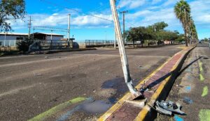 Conductor choca contra luminaria en Los Mochis