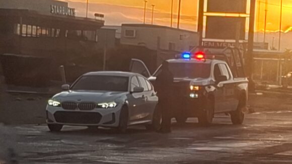 Conductor de BMW se queda dormido en medio bulevar de Los Mochis, Sinaloa