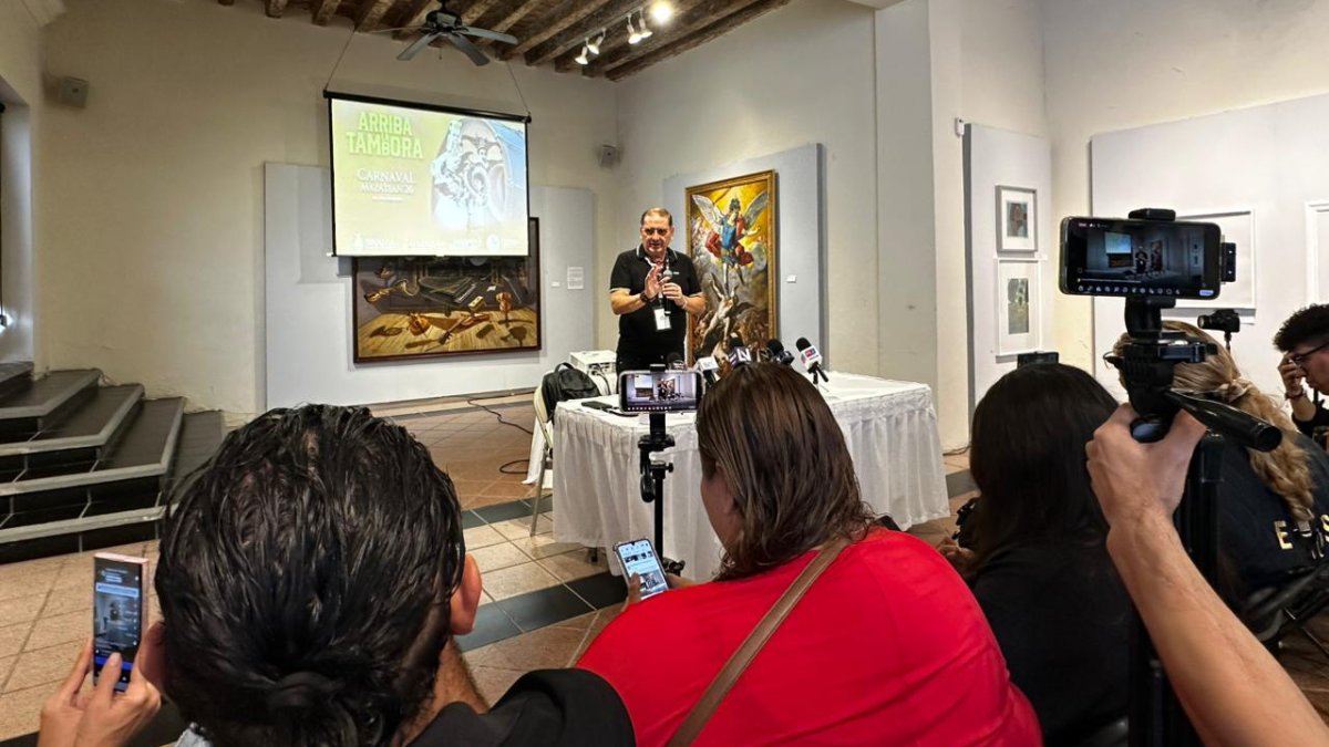 conferencia en el teatro angela peralta mazatlan