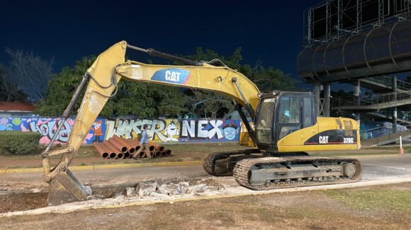 ¡Tome precaución en Mazatlán, Sinaloa! Hay cierre de un carril en la avenida Carlos Canseco González, por obras sanitarias