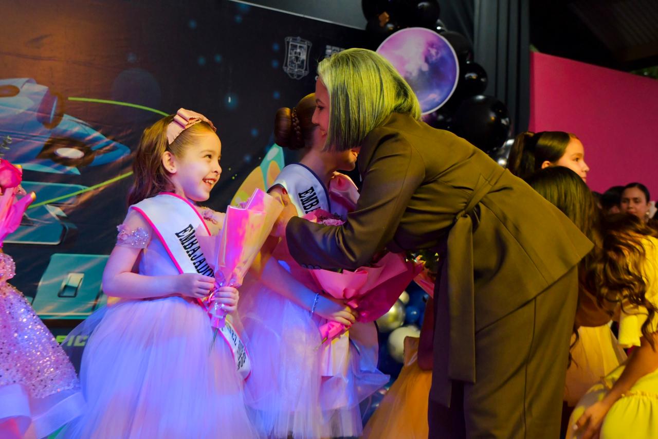 Coronan a las Embajadoras de la Niñez del Carnaval de Guamúchil