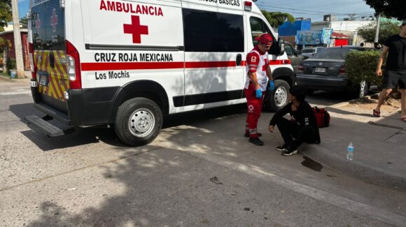 Jóvenes en moto se hacen perseguir por policías y terminan sufriendo un accidente en la Infonavit Mochicahui en Los Mochis