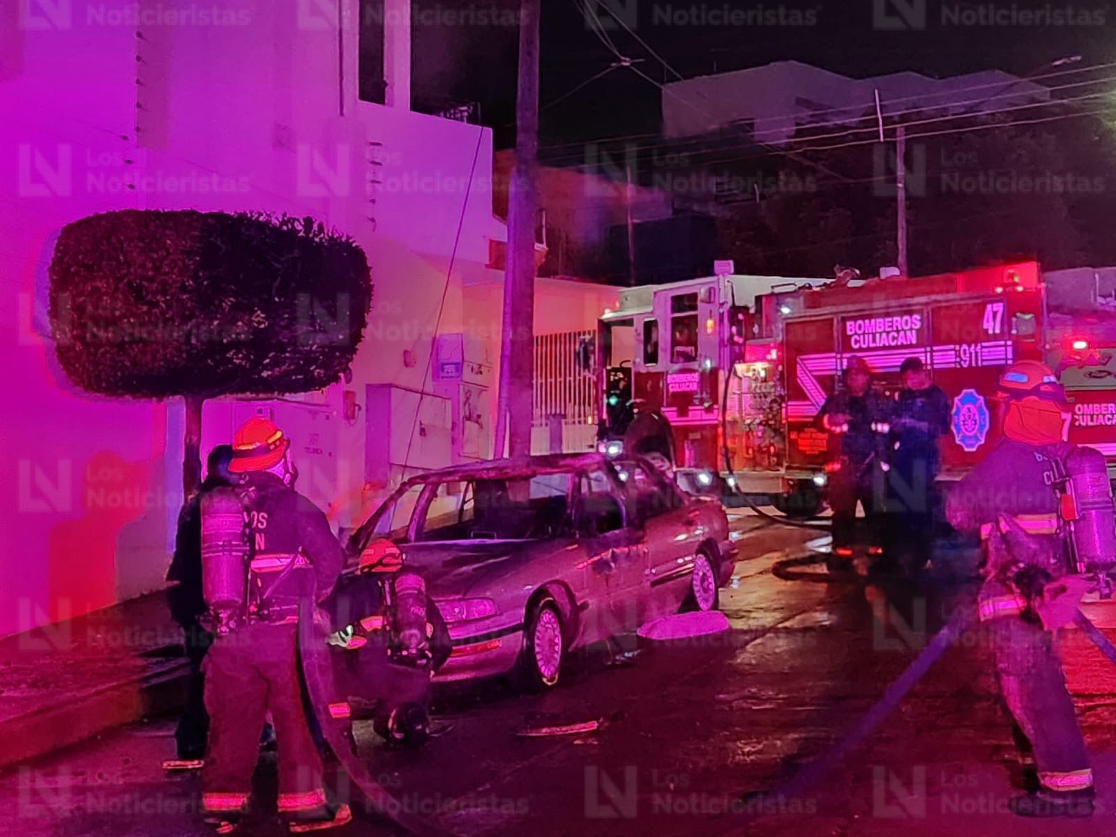 Cuerpos de calcinados dentro de un carro en la Col. Guadalupe de Culiacán, Sin.