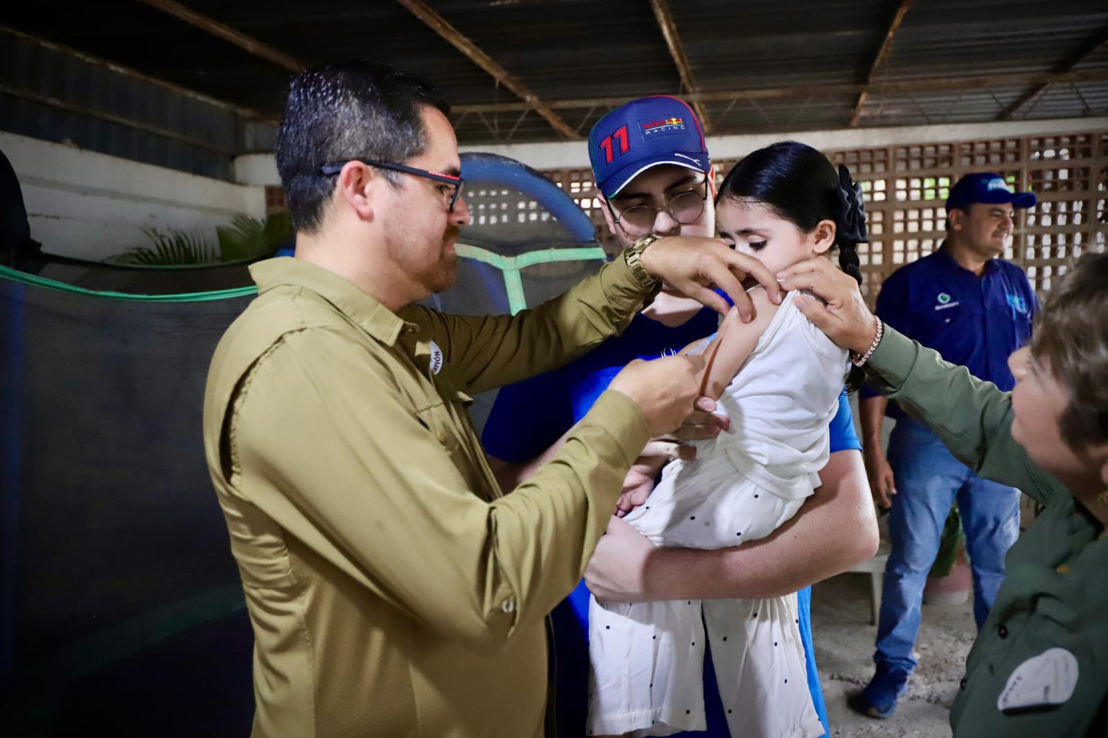 Cuitláhuac González Galindo en campaña de vacunación