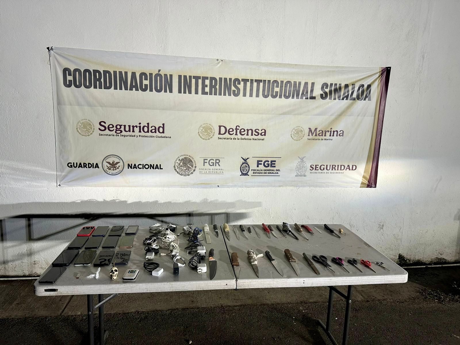 decomisan botellas de whisky droga y celulares en esculque en el penal de aguaruto en culiacán