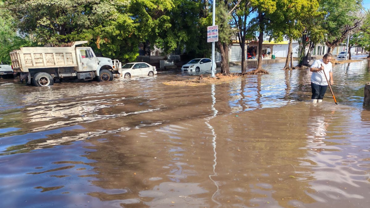 descienden niveles de agua en avenidas encharcadas de los mochis charco